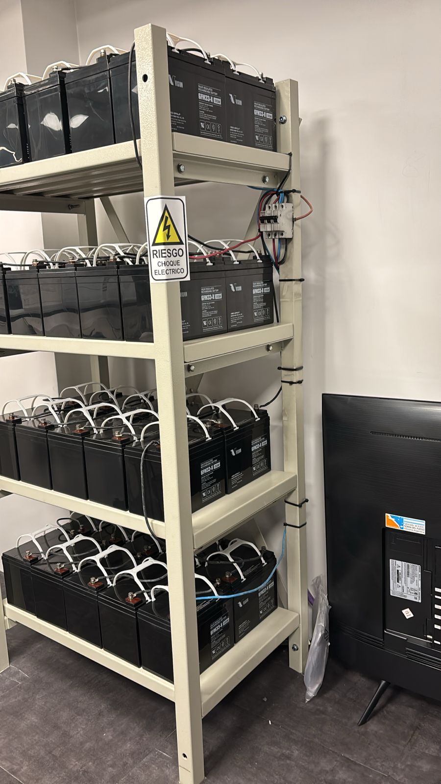 Baterías de respaldo en estantería técnica
