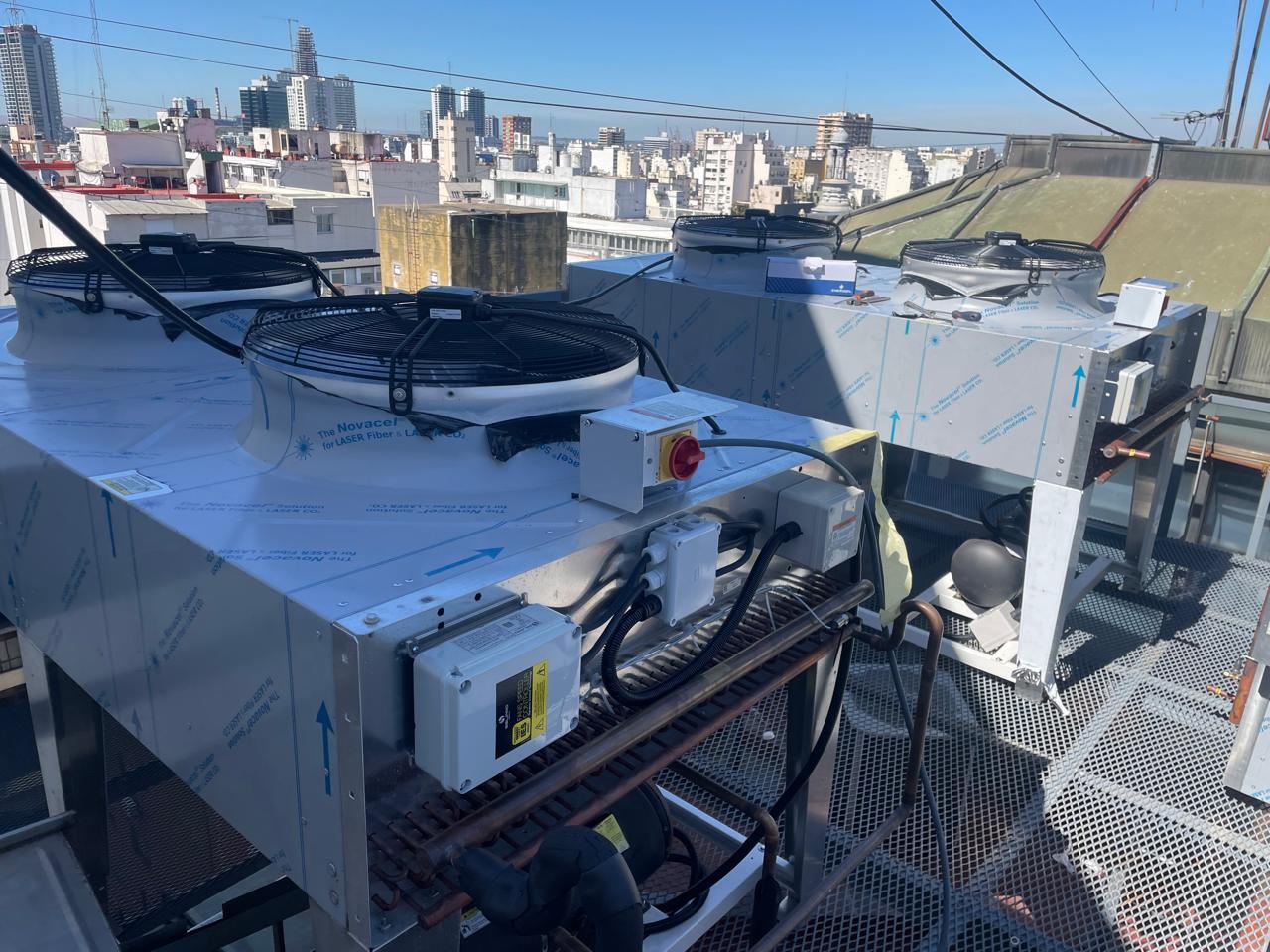 Equipos de climatización en terraza técnica